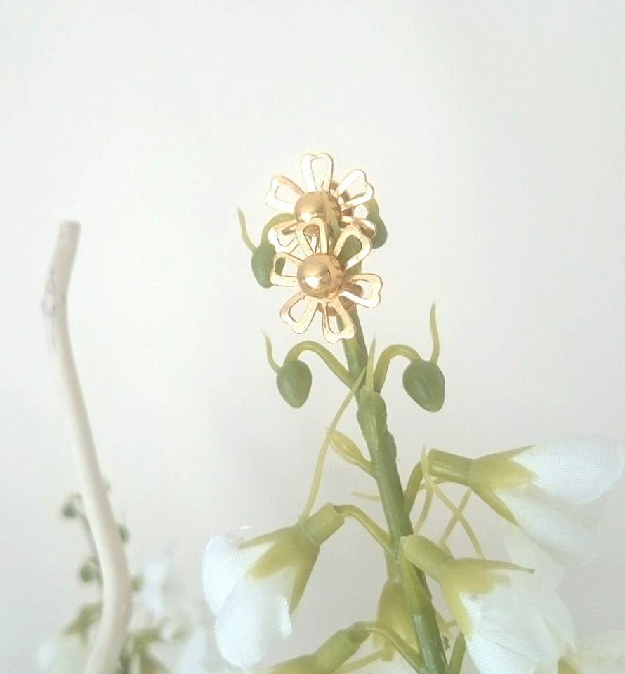 Vintage Earrings  Retro 1960's Gold Tone Daisy Stud Clip On Earrings (Shabby Chic)