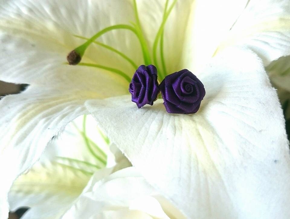 Vintage Fabric Rose Stud Earrings - Purple 1980s Costume Jewelry