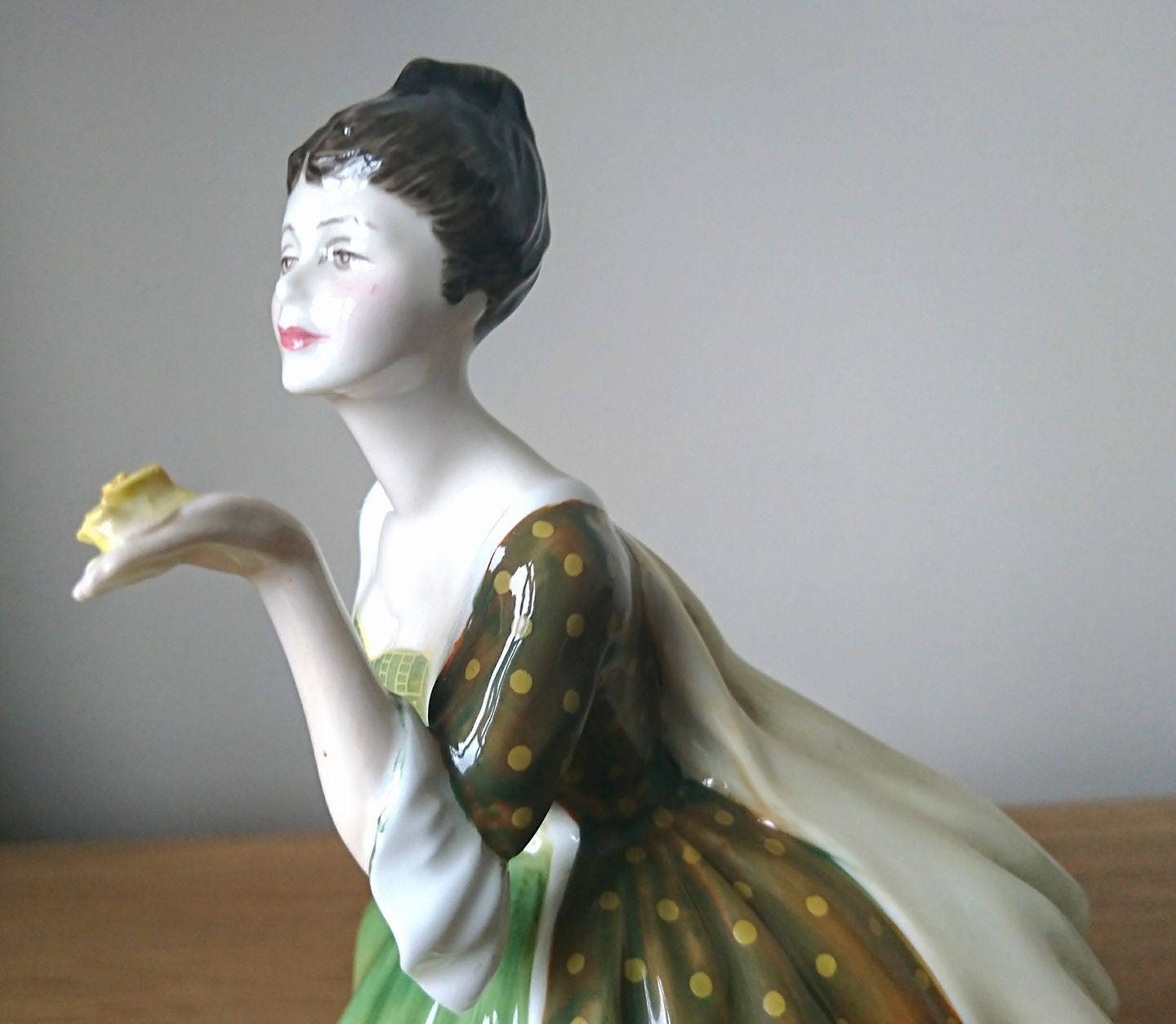 Royal Doulton Fleur Figurine HN2368, Green Dress Pretty Lady
