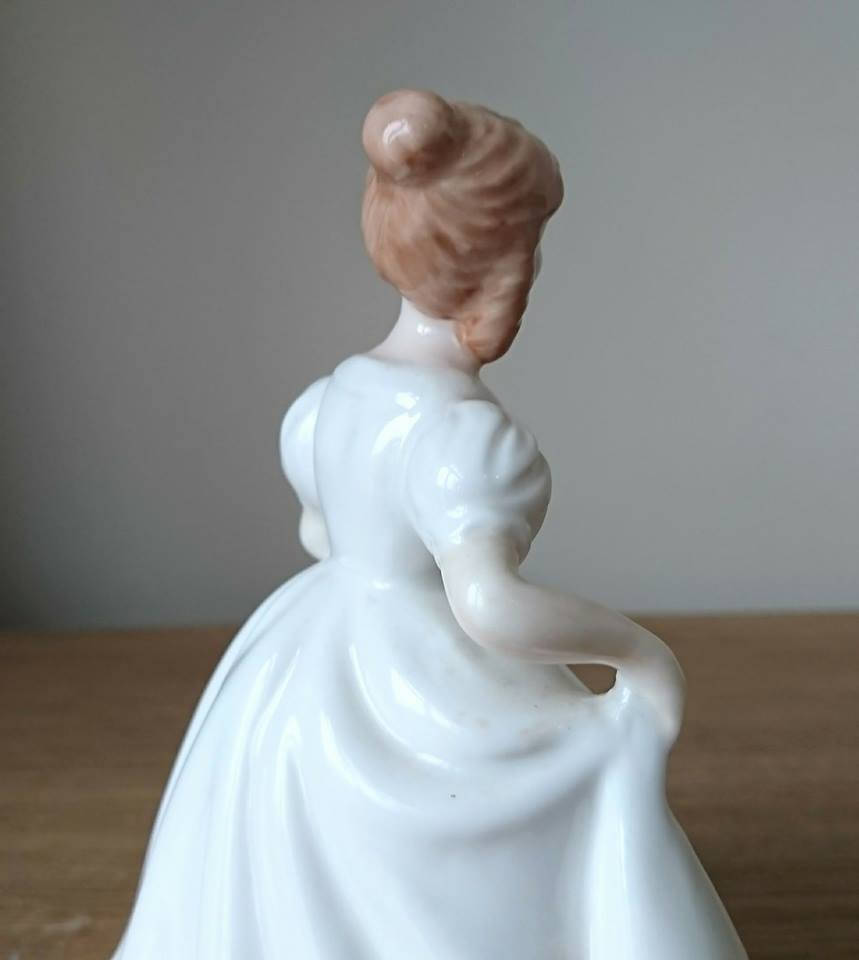 Vintage Royal Doulton Lady Figurine Amanda Pretty Lady Vanity Fair Children