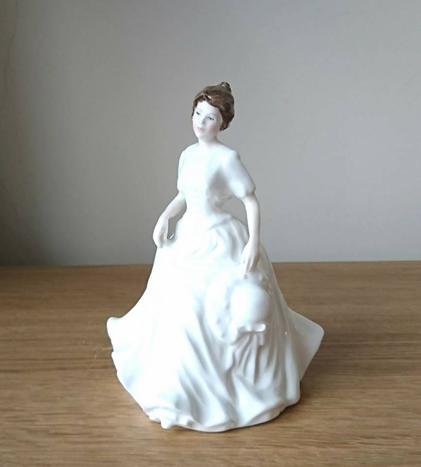 Royal Doulton Figurine Harmony HN4096 Collectors Club Figurine White Pretty Dress
