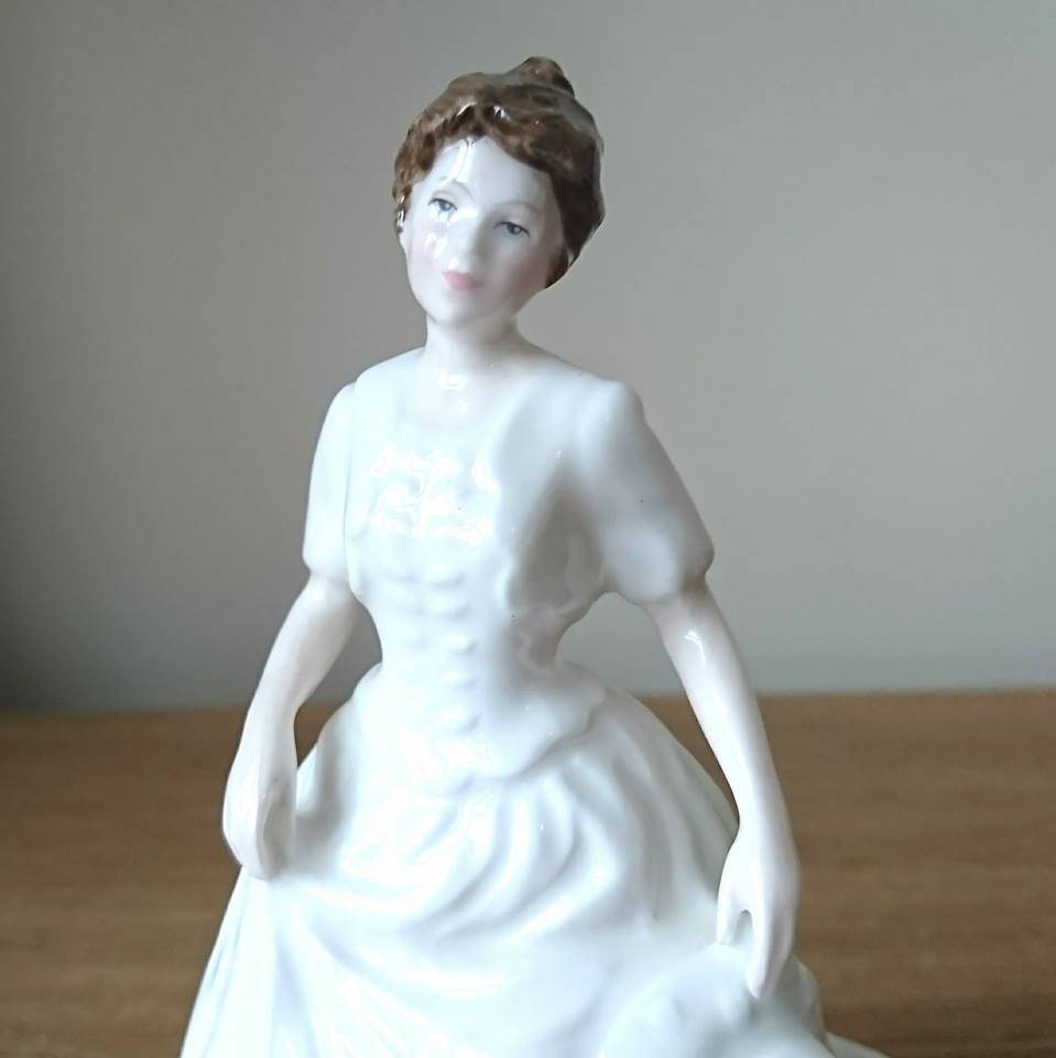 Royal Doulton Figurine Harmony HN4096 Collectors Club Figurine White Pretty Dress