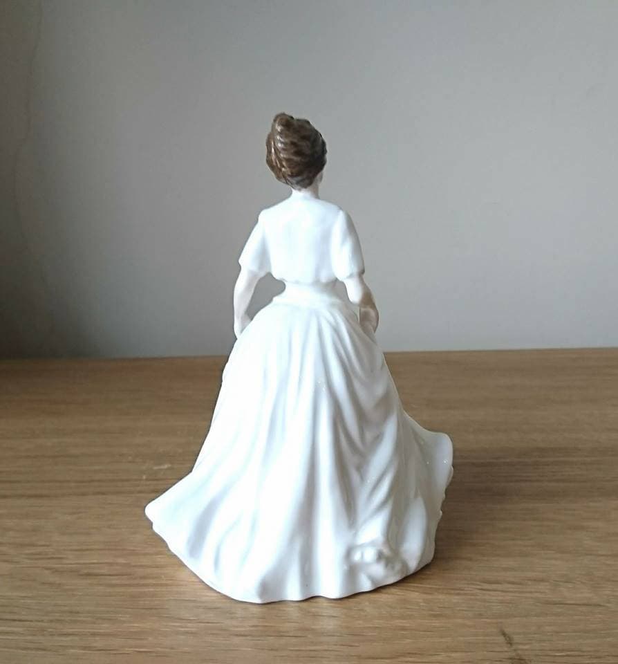 Royal Doulton Figurine Harmony HN4096 Collectors Club Figurine White Pretty Dress