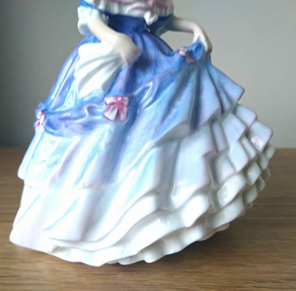 Royal Doulton Figurine: Alice HN3368, 1990, Classic Pretty Ladies