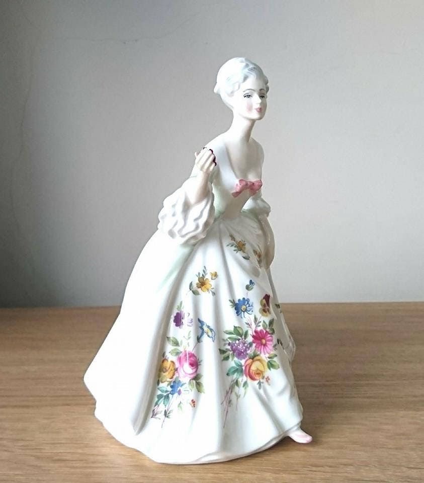 Royal Doulton Lady Figurine Diana HN2468 Peggy Davis Classic Collectable Figurine Pretty Lady Porcelain
