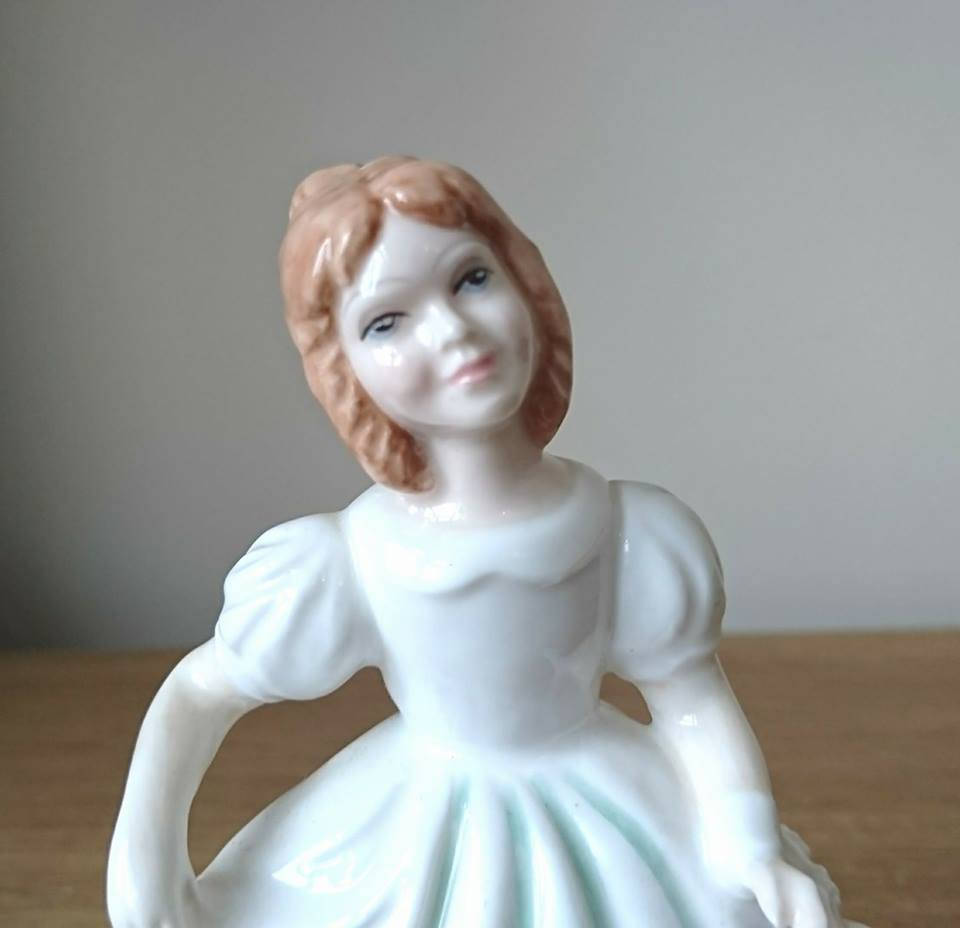 Vintage Royal Doulton Lady Figurine Amanda Pretty Lady Vanity Fair Children