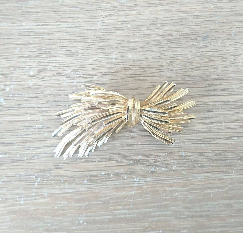 Vintage Gold Tone  Brooch Bow Pin Costume Jewellery Jewelry Sunburst 1970's Retro Singed © BSK
