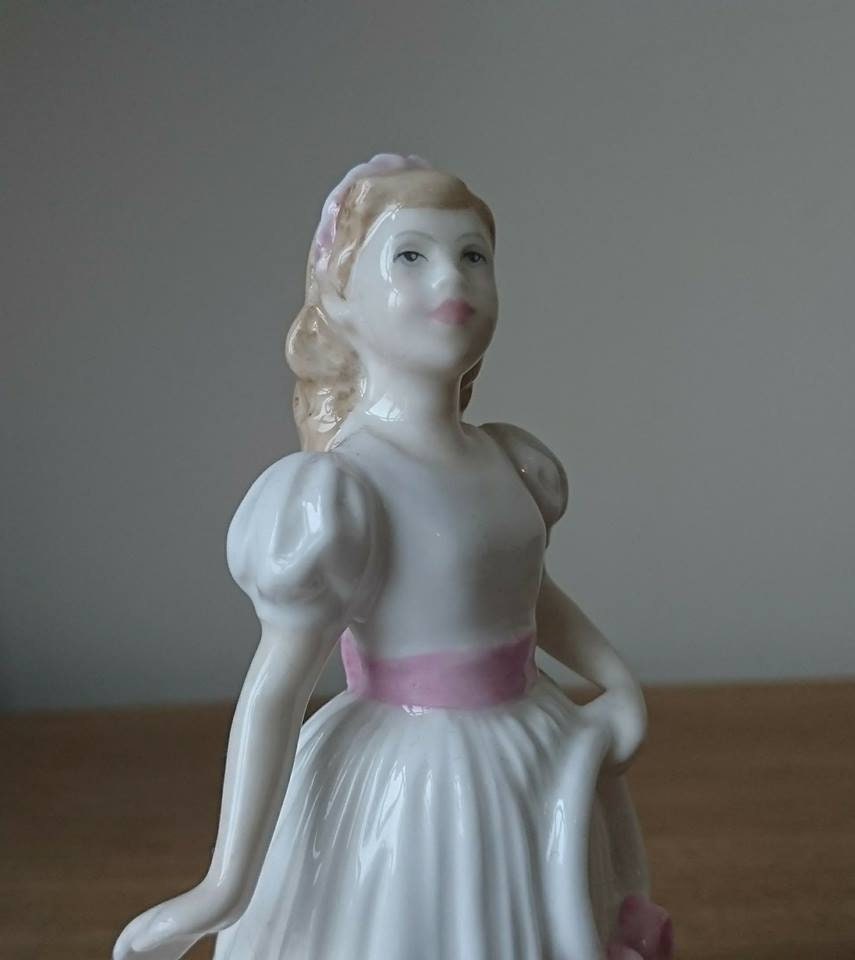 Royal Doulton Figurine, Pretty as A Picture, HN 4312