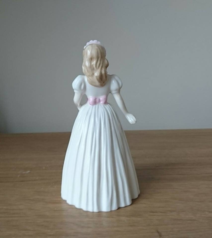 Royal Doulton Figurine, Pretty as A Picture, HN 4312