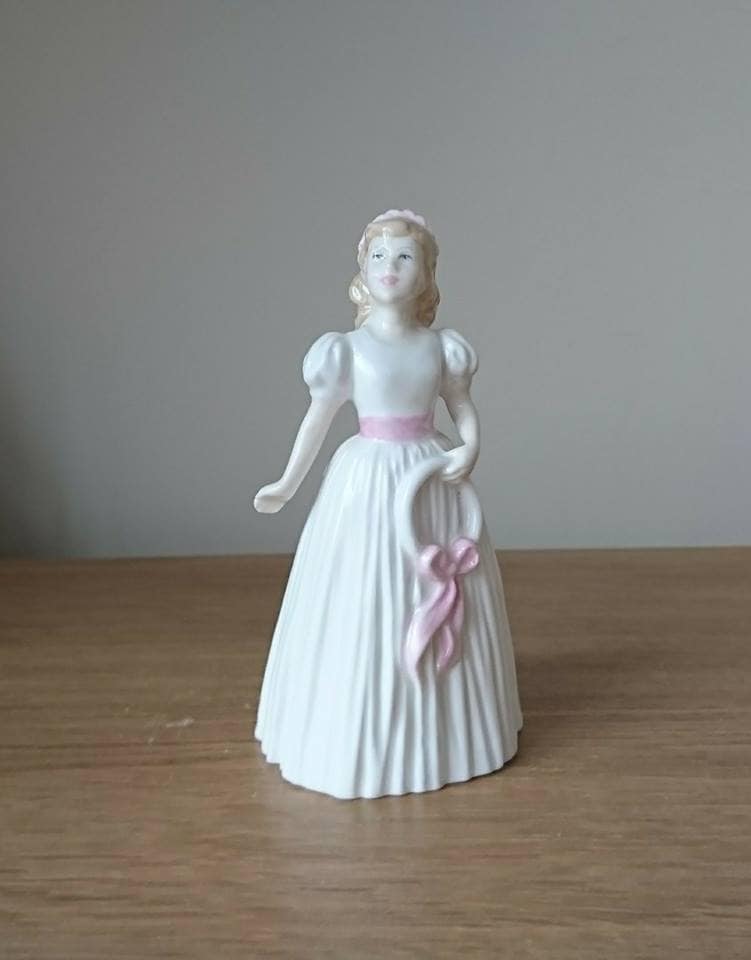 Royal Doulton Figurine, Pretty as A Picture, HN 4312