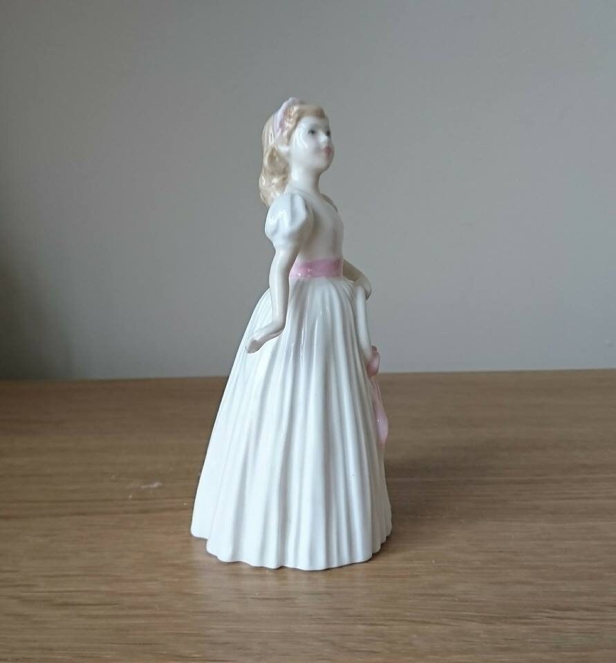 Royal Doulton Figurine, Pretty as A Picture, HN 4312
