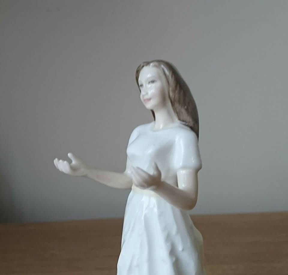 Royal Doulton Lady Figurine, Greetings HN4250, Sentiments Collection