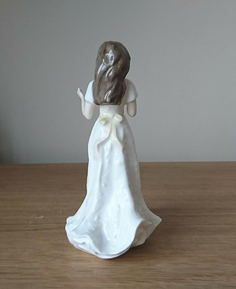 Royal Doulton Lady Figurine, Greetings HN4250, Sentiments Collection