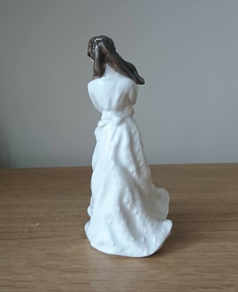 Royal Doulton Embrace HN4258 Lady Figurine  Sentiments International Collectors Club Pretty Lady