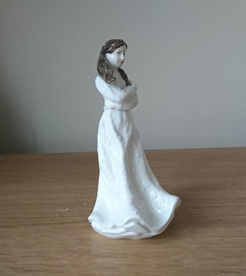 Royal Doulton Embrace HN4258 Lady Figurine  Sentiments International Collectors Club Pretty Lady