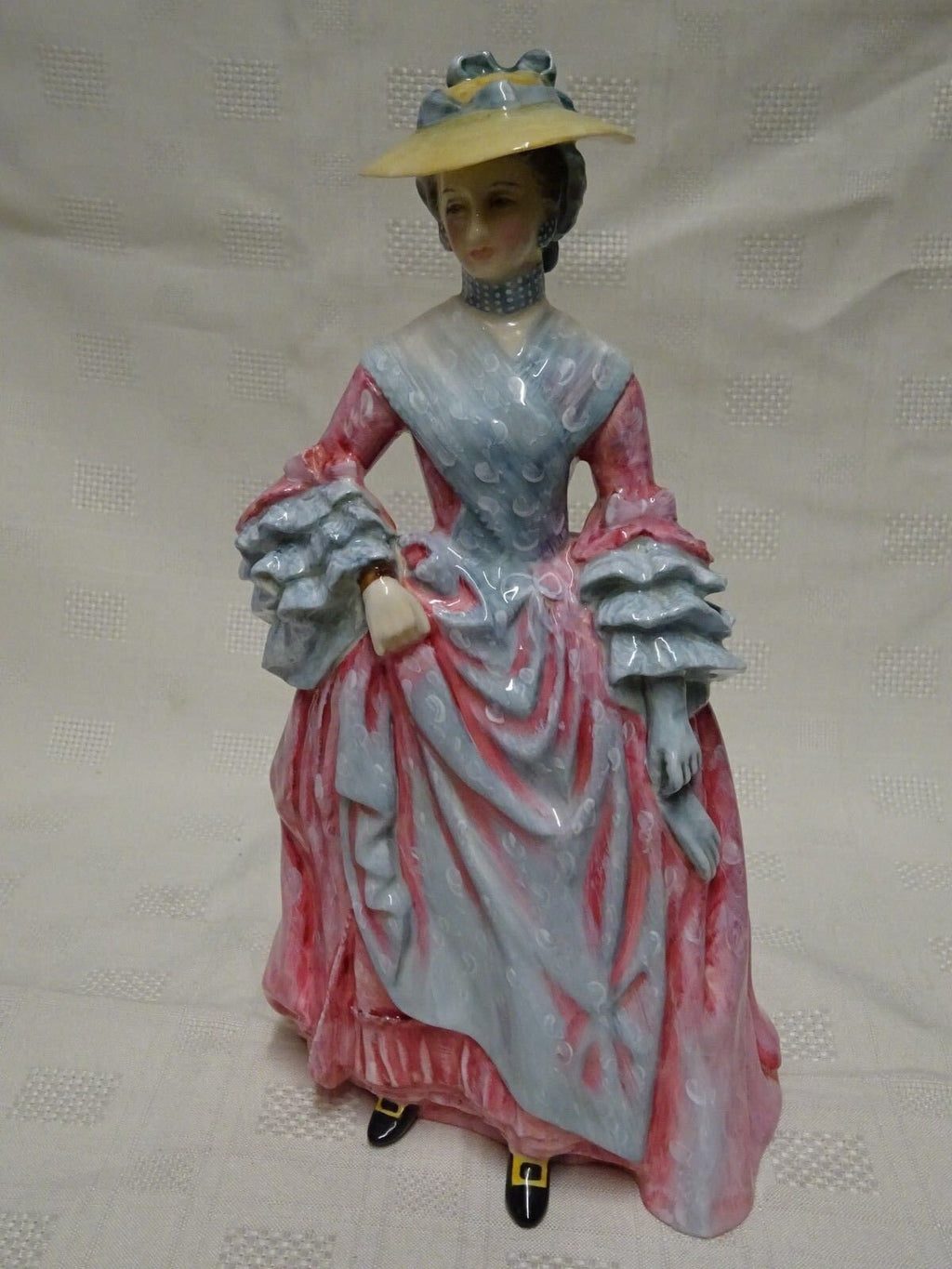 Royal Doulton Figurine Mary Countess Howe HN3007 Pretty Lady  Gainsborough Ladies by Peter Gee