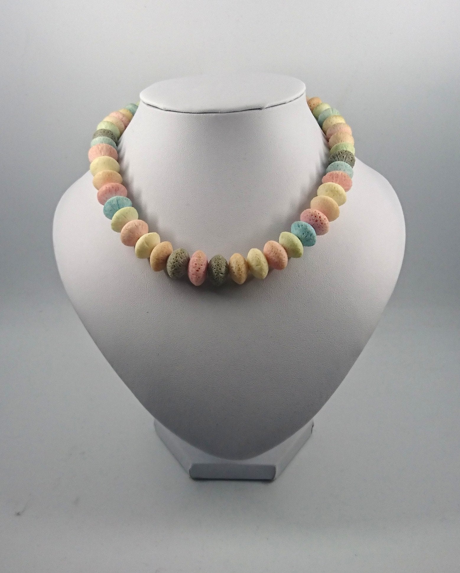 Vintage Pastel Beaded Necklace Coral Beads Graduated Necklace Screw Clasp Costume Jewellery