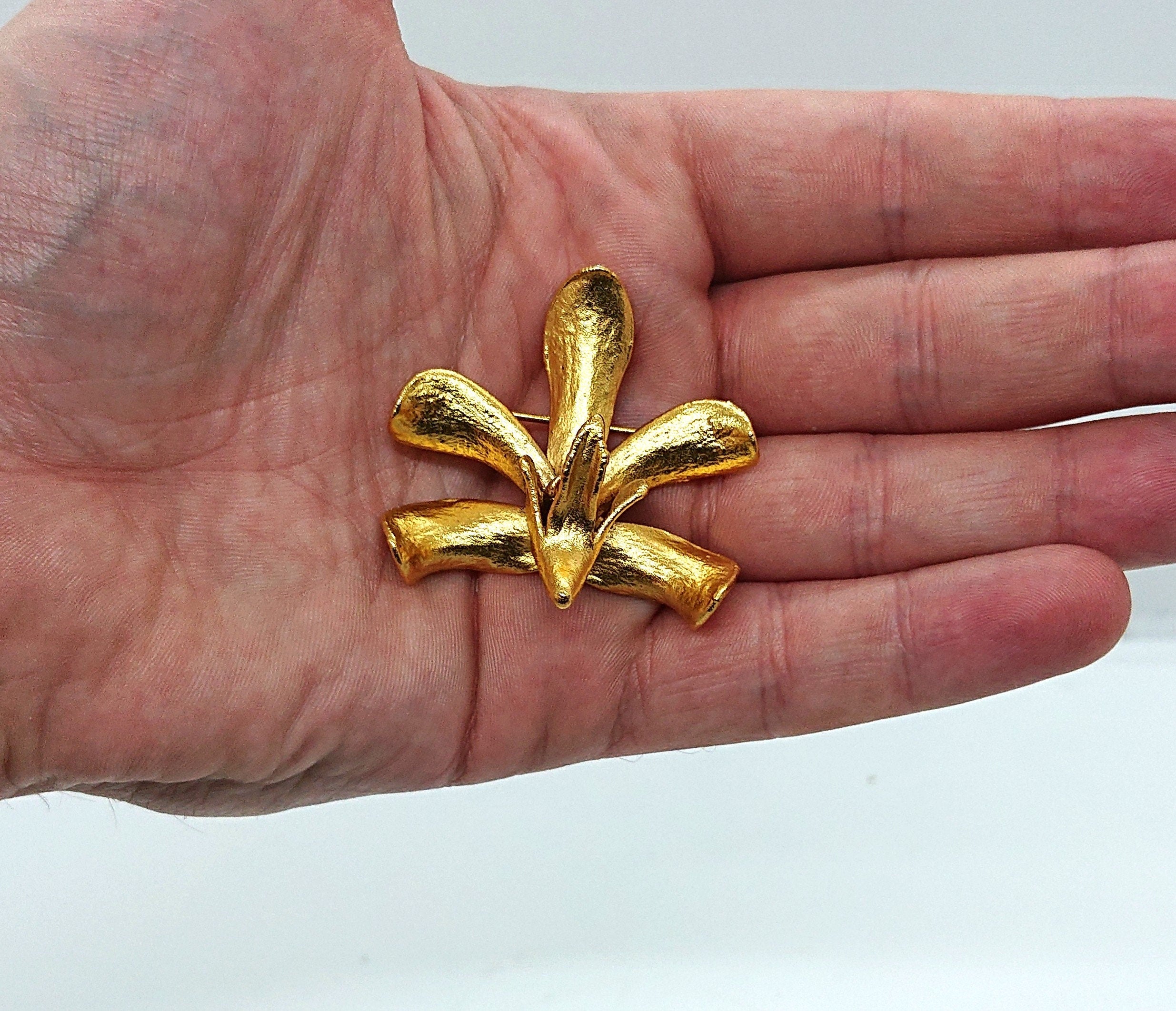 Vintage Floral Gold Brooch Flower Pin Costume Jewellery Jewelry