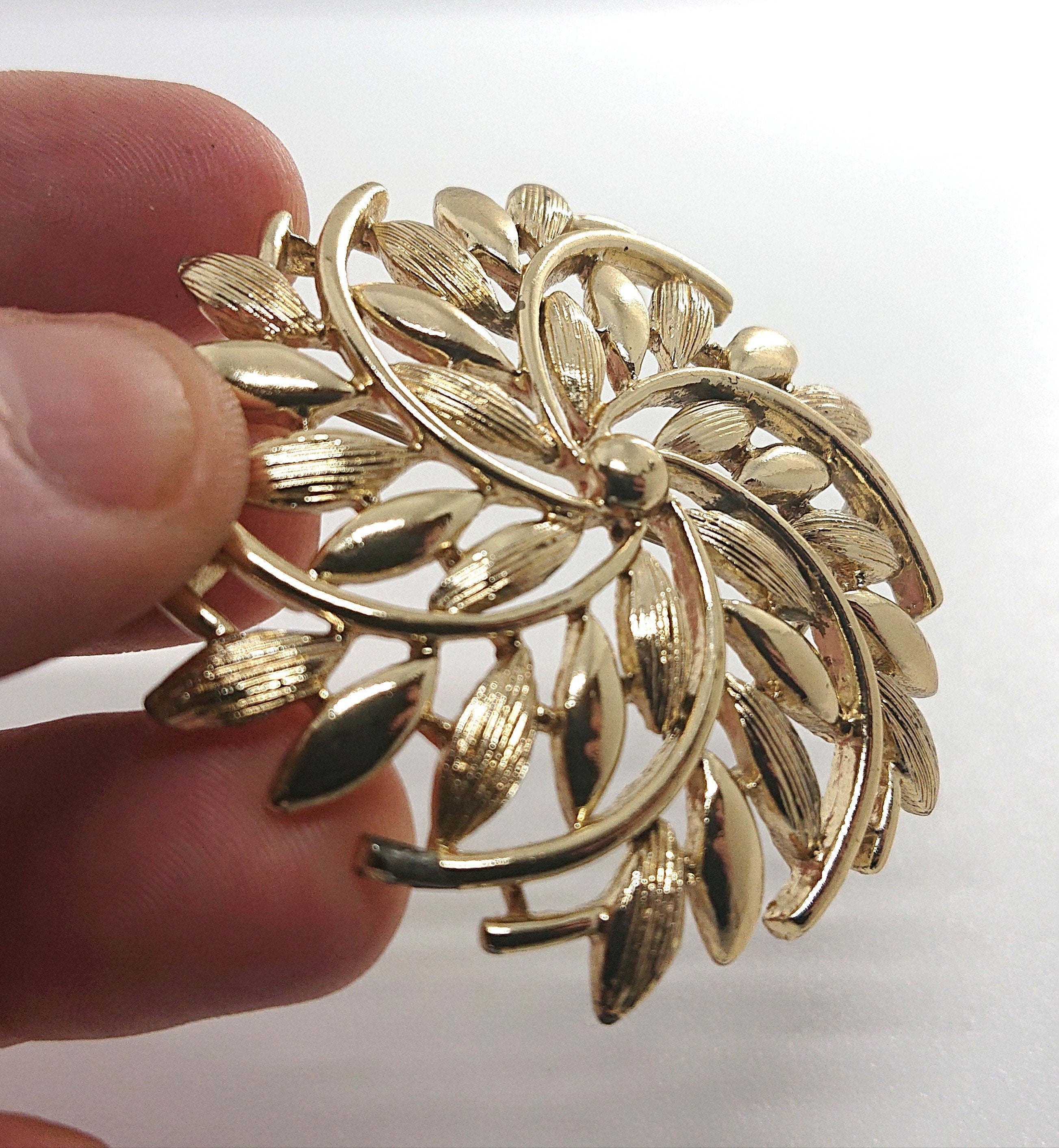 Vintage Gold Floral Brooch Pin Leaf Starburst Costume Jewellery Jewelry Retro Chunky Brooch
