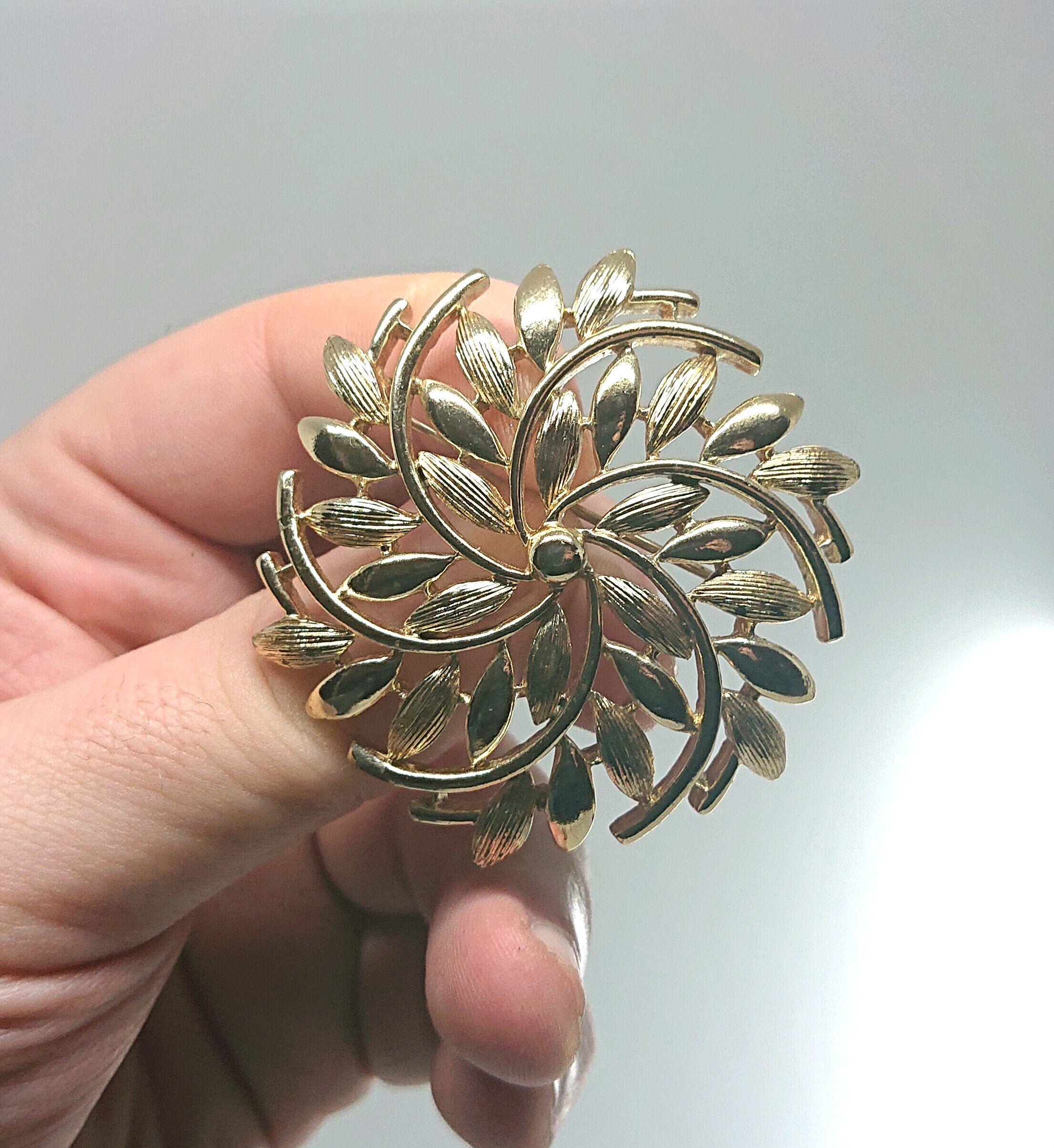 Vintage Gold Floral Brooch Pin Leaf Starburst Costume Jewellery Jewelry Retro Chunky Brooch
