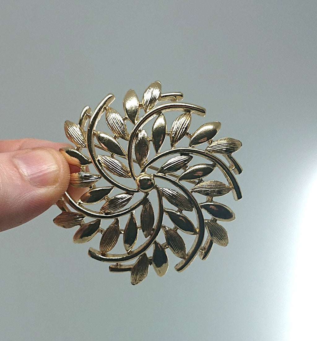 Vintage Gold Floral Brooch Pin Leaf Starburst Costume Jewellery Jewelry Retro Chunky Brooch