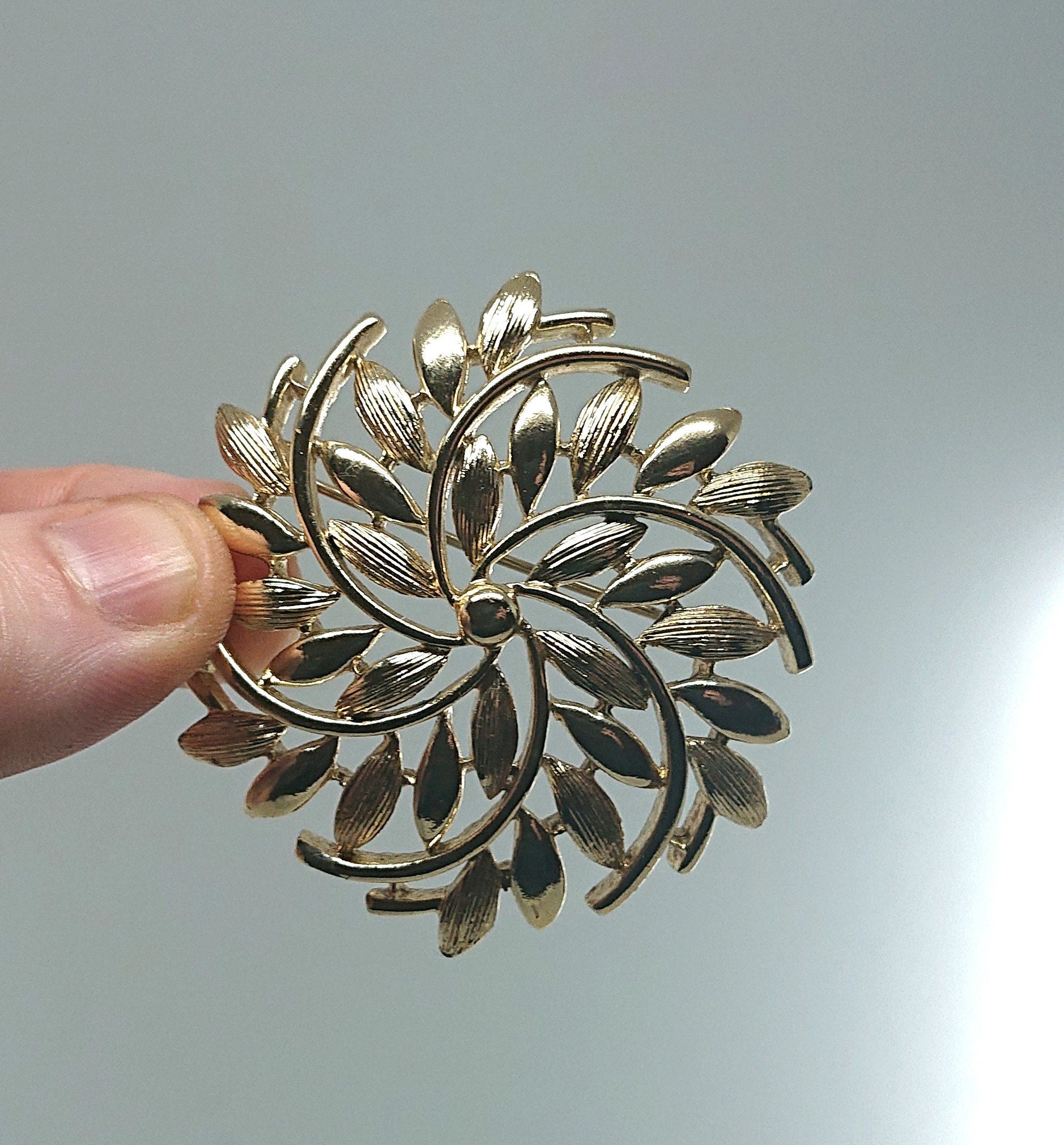 Vintage Gold Floral Brooch Pin Leaf Starburst Costume Jewellery Jewelry Retro Chunky Brooch