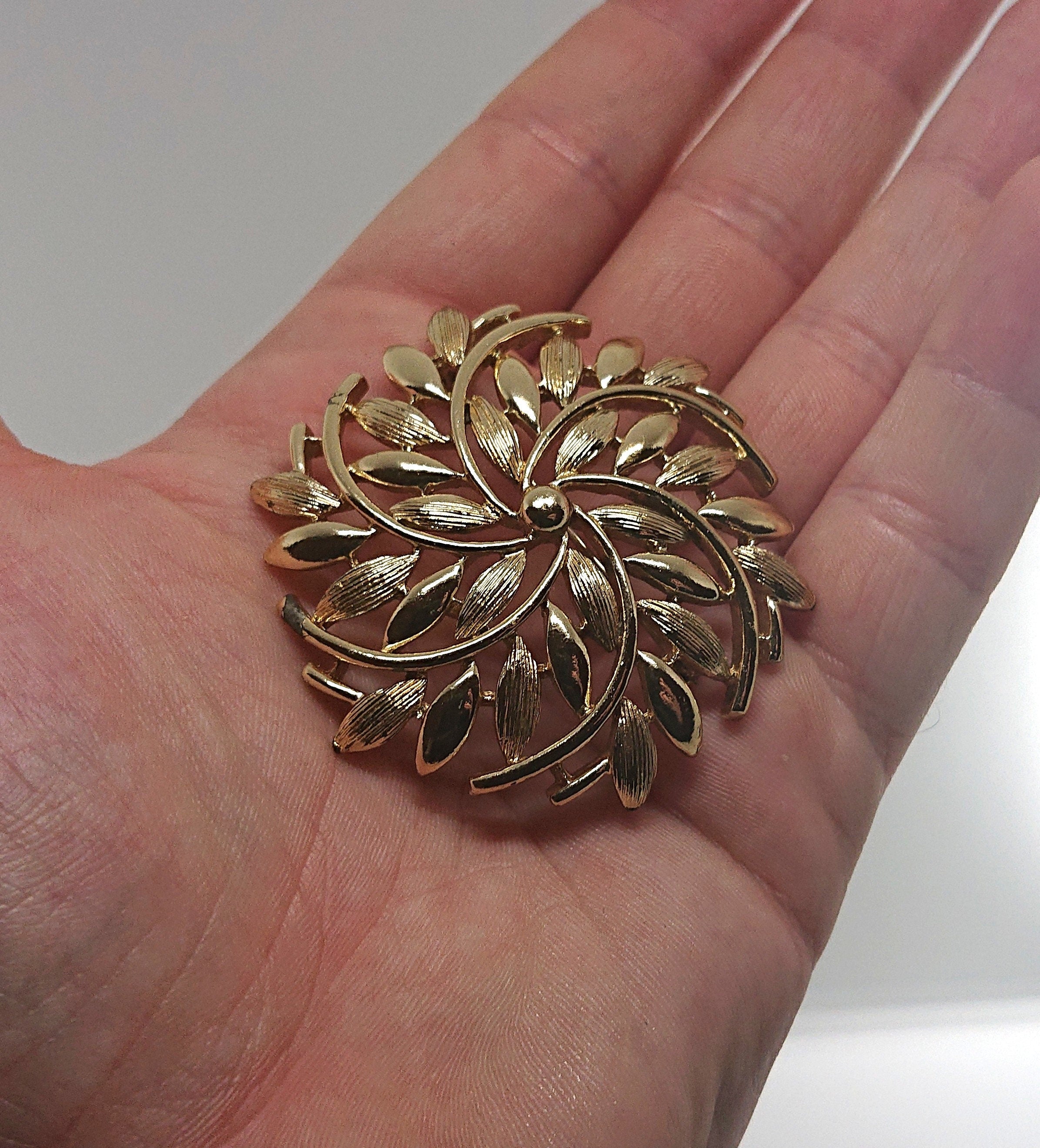 Vintage Gold Floral Brooch Pin Leaf Starburst Costume Jewellery Jewelry Retro Chunky Brooch