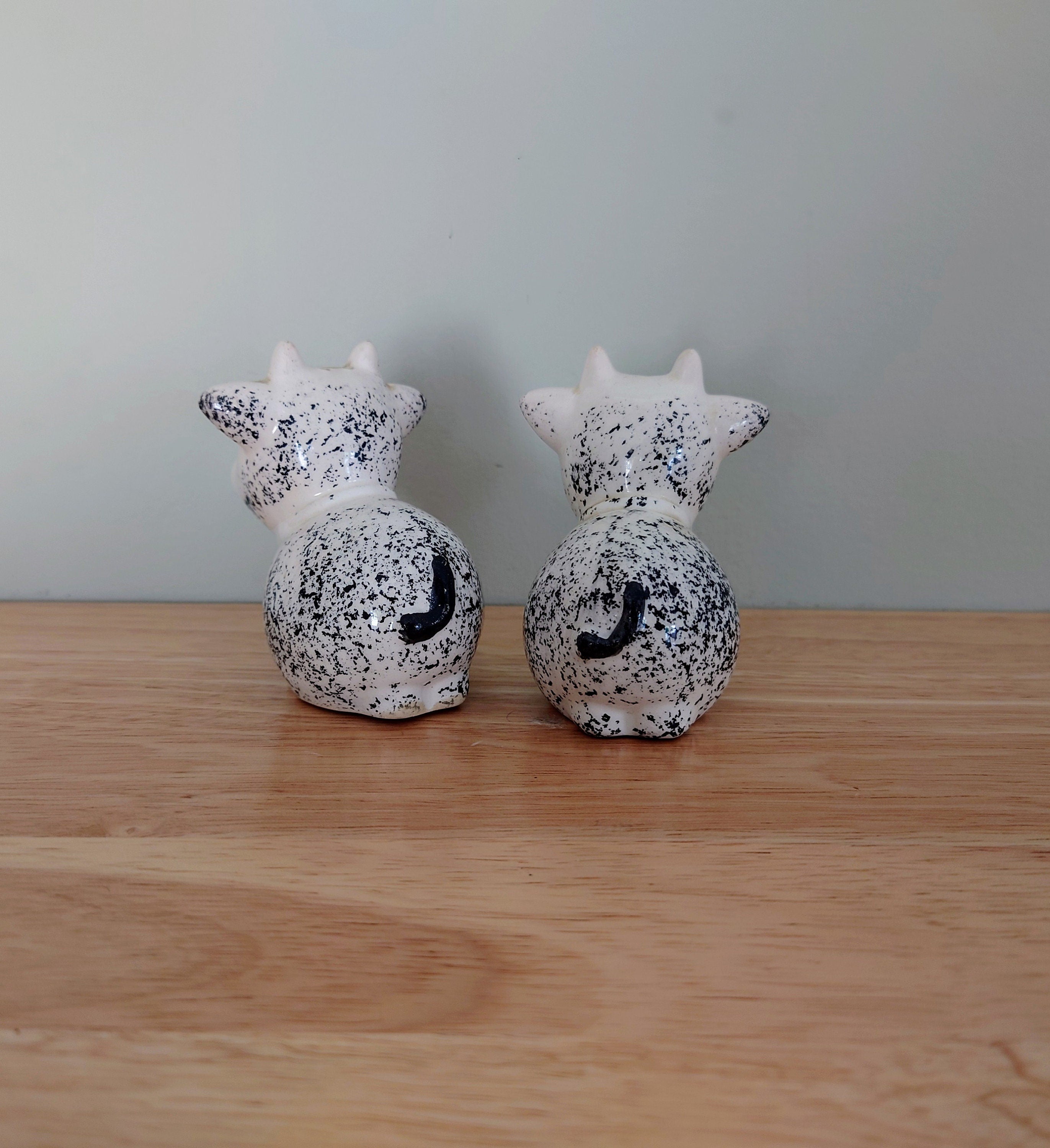 Vintage Salt and Pepper Shaker Cow Cruets Ceramic Novelty Shakers Animal/Farmyard Collectible Kitchenalia Pottery Tableware Dispensers