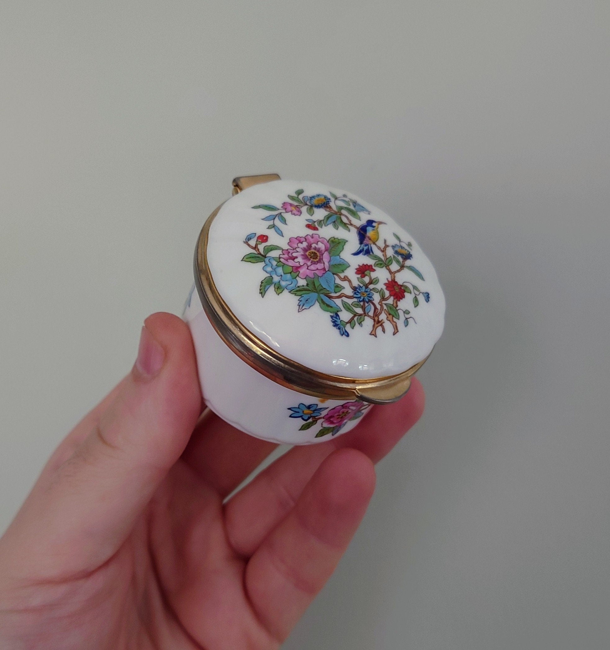 Aynsley  Small Trinket Box with Lid Pembroke (Gold Trim) Pembroke Fine Bone China Porcelain Made in England Pembroke Pattern Collectable