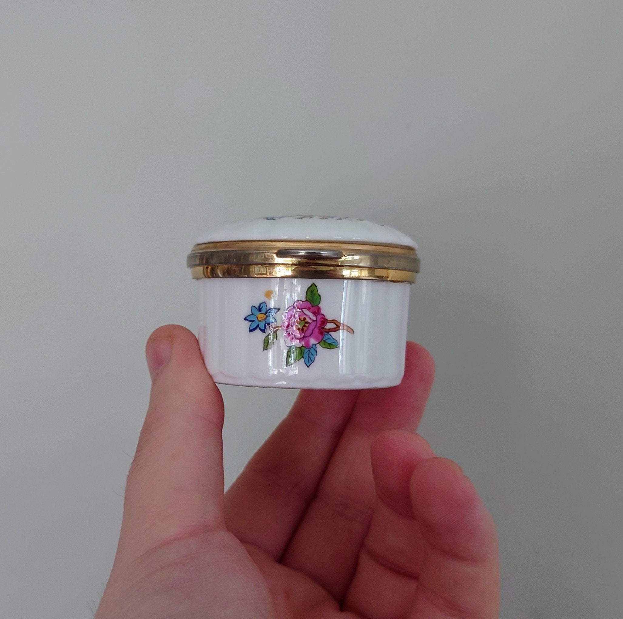 Aynsley  Small Trinket Box with Lid Pembroke (Gold Trim) Pembroke Fine Bone China Porcelain Made in England Pembroke Pattern Collectable