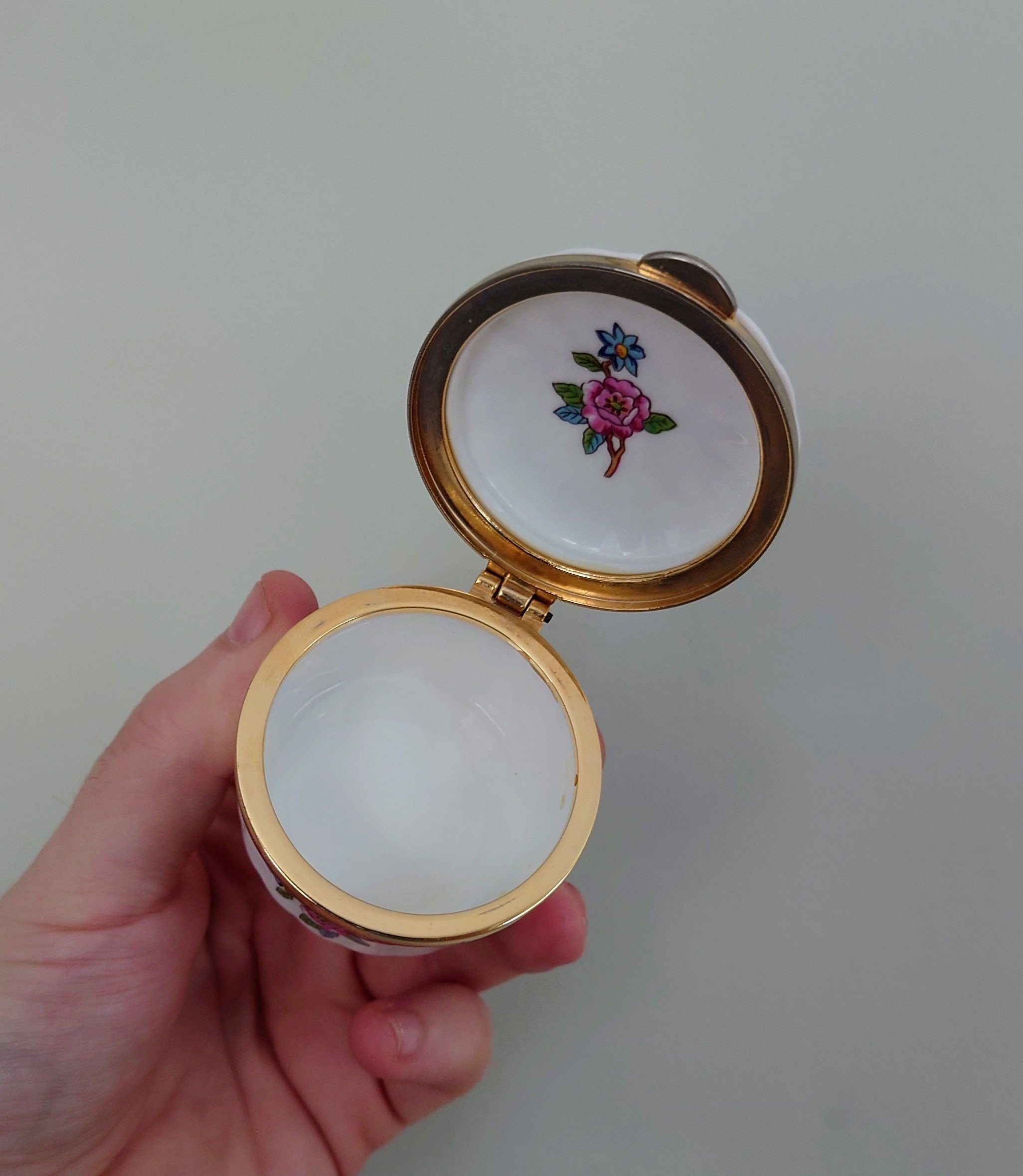 Aynsley  Small Trinket Box with Lid Pembroke (Gold Trim) Pembroke Fine Bone China Porcelain Made in England Pembroke Pattern Collectable