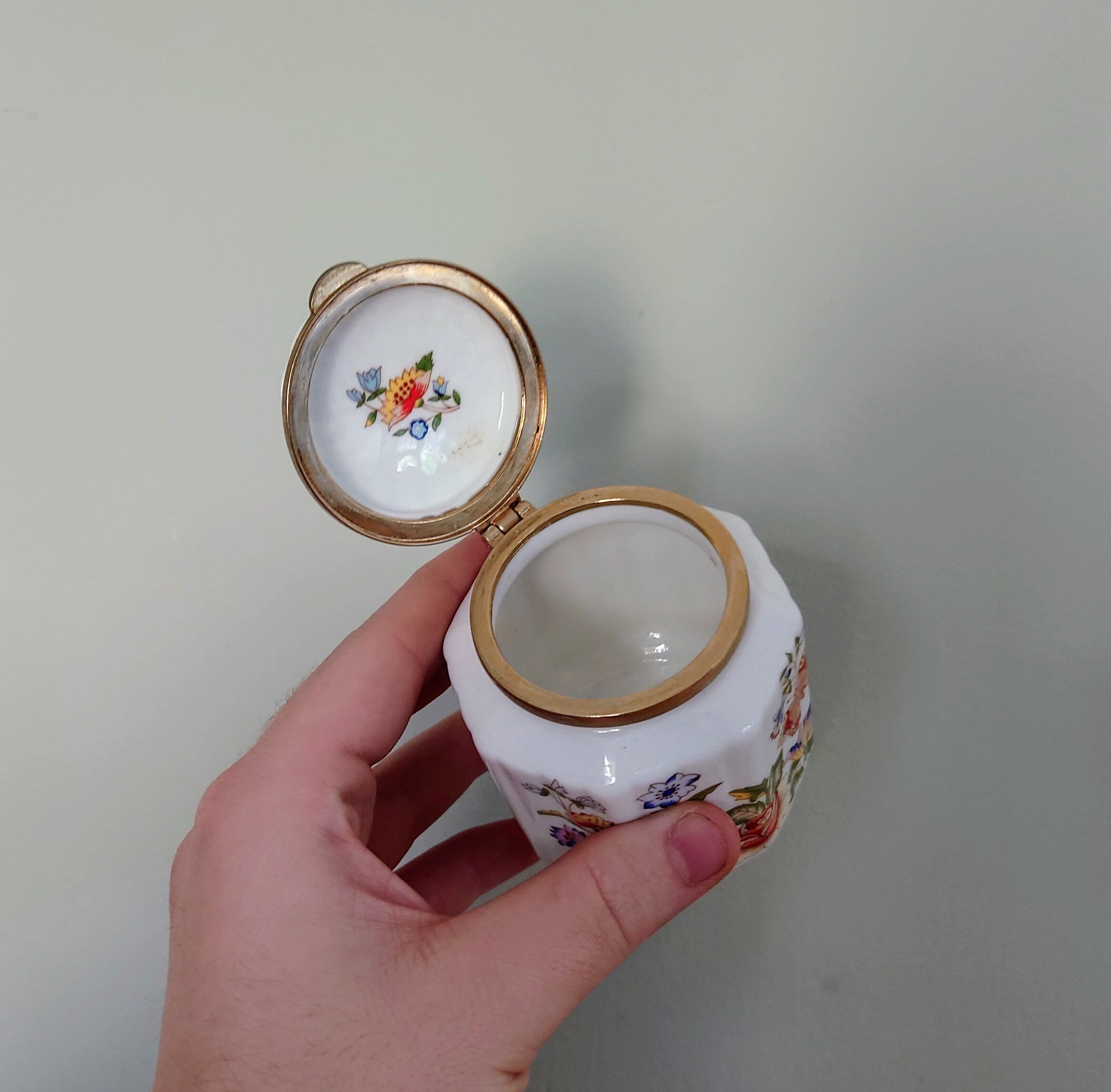 Aynsley Trinket Box with Lid Pembroke (Gold Trim) Pembroke Fine Bone China Porcelain Made in England Pembroke Pattern Collectable