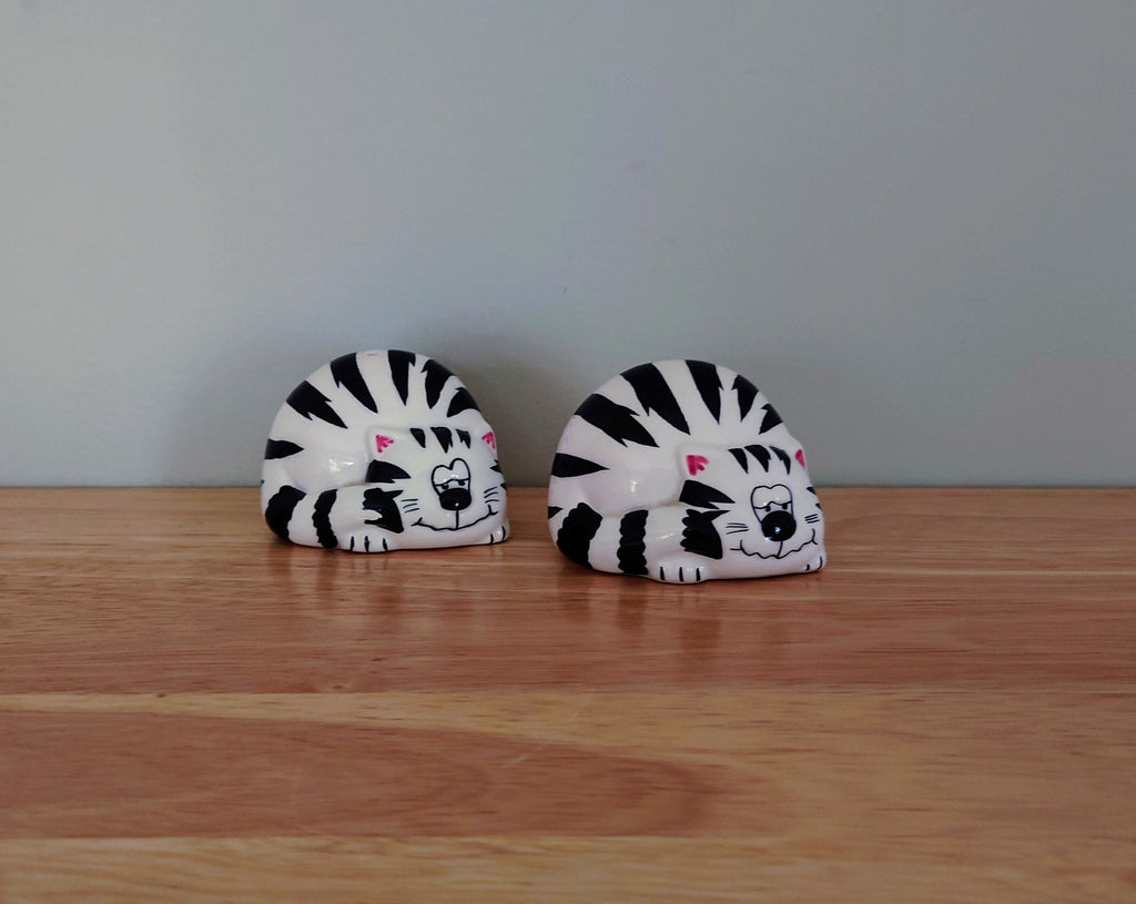 Vintage Cat Salt and Pepper Shakers Cruet Set Novelty Shakers Collectible Kitchenalia Pottery Tableware Dispensers Garfield Cheshire Cat