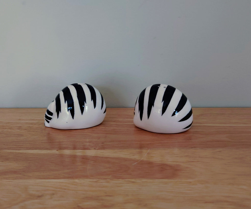 Vintage Cat Salt and Pepper Shakers Cruet Set Novelty Shakers Collectible Kitchenalia Pottery Tableware Dispensers Garfield Cheshire Cat