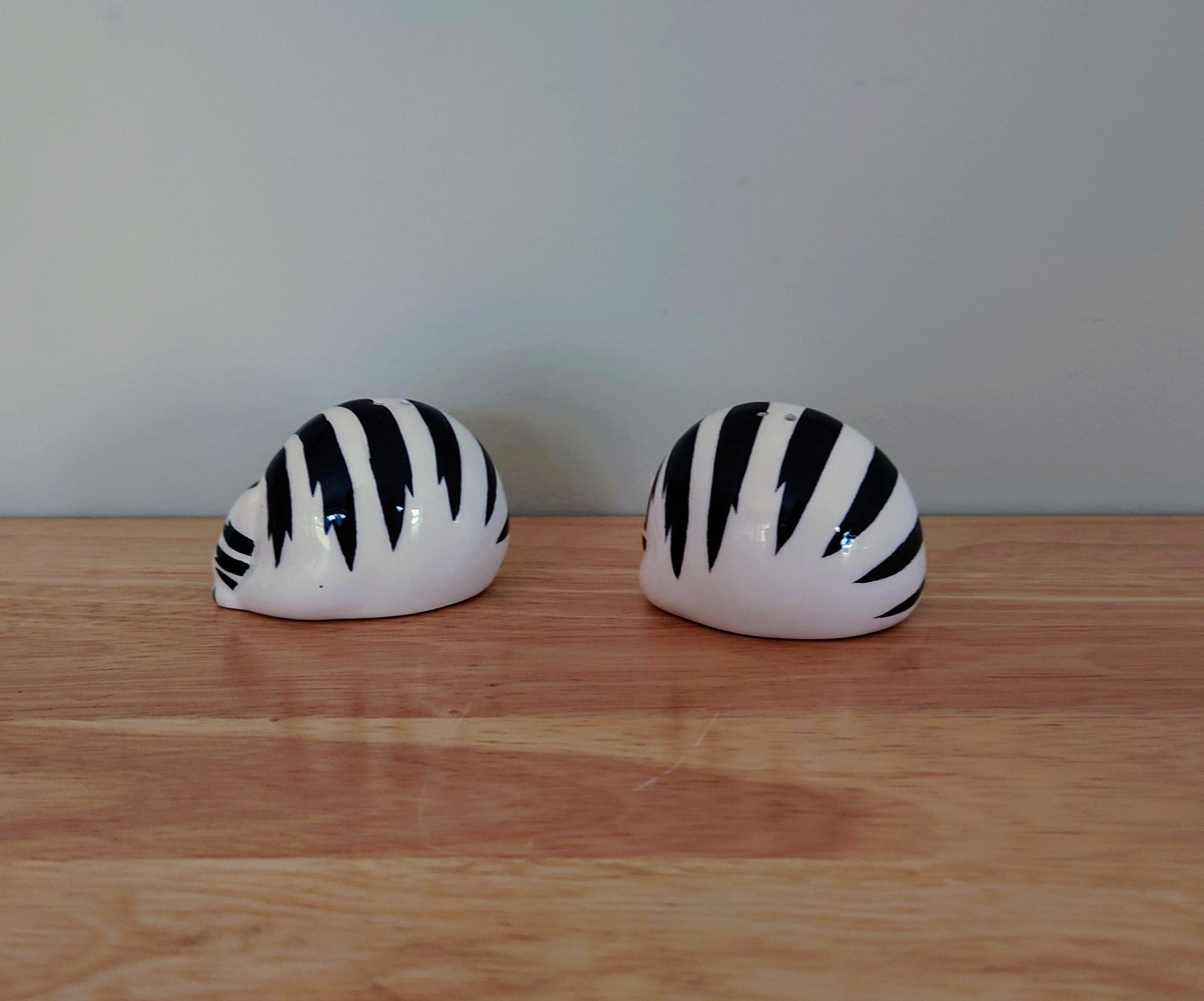 Vintage Cat Salt and Pepper Shakers Cruet Set Novelty Shakers Collectible Kitchenalia Pottery Tableware Dispensers Garfield Cheshire Cat