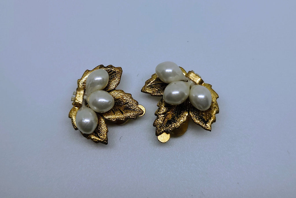Vintage Earrings Pearl Leaf Clip on Gold Tone Floral Design Clip on Earrings Jewellery Faux Pearl Wedding Earrings costume jewellery