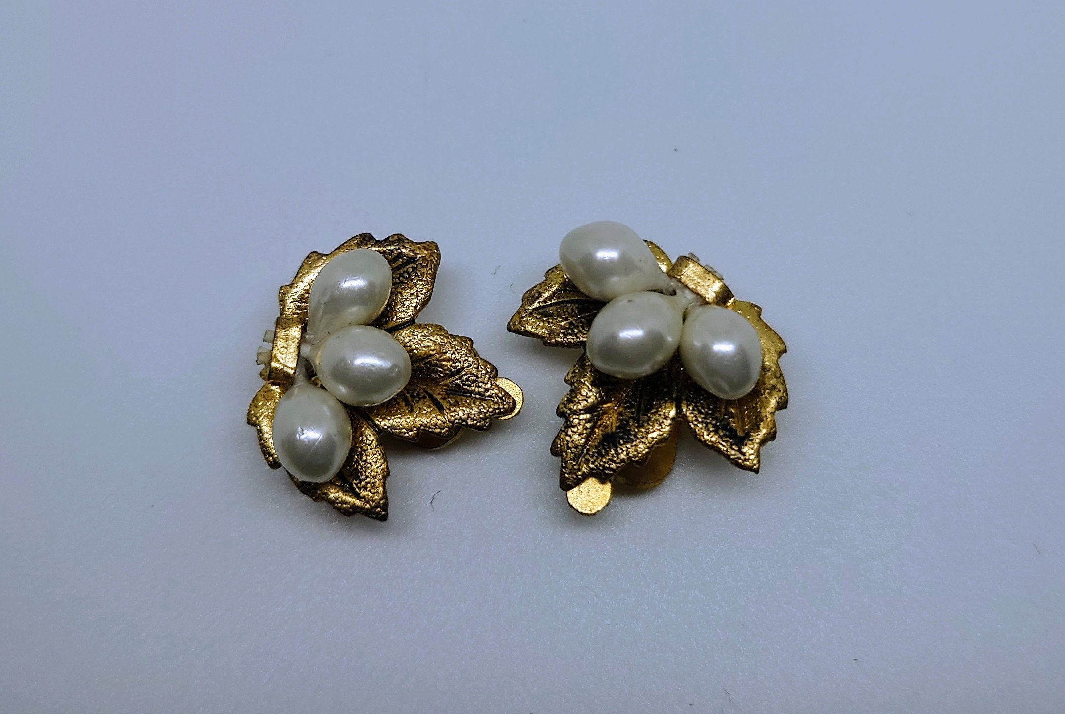 Vintage Earrings Pearl Leaf Clip on Gold Tone Floral Design Clip on Earrings Jewellery Faux Pearl Wedding Earrings costume jewellery
