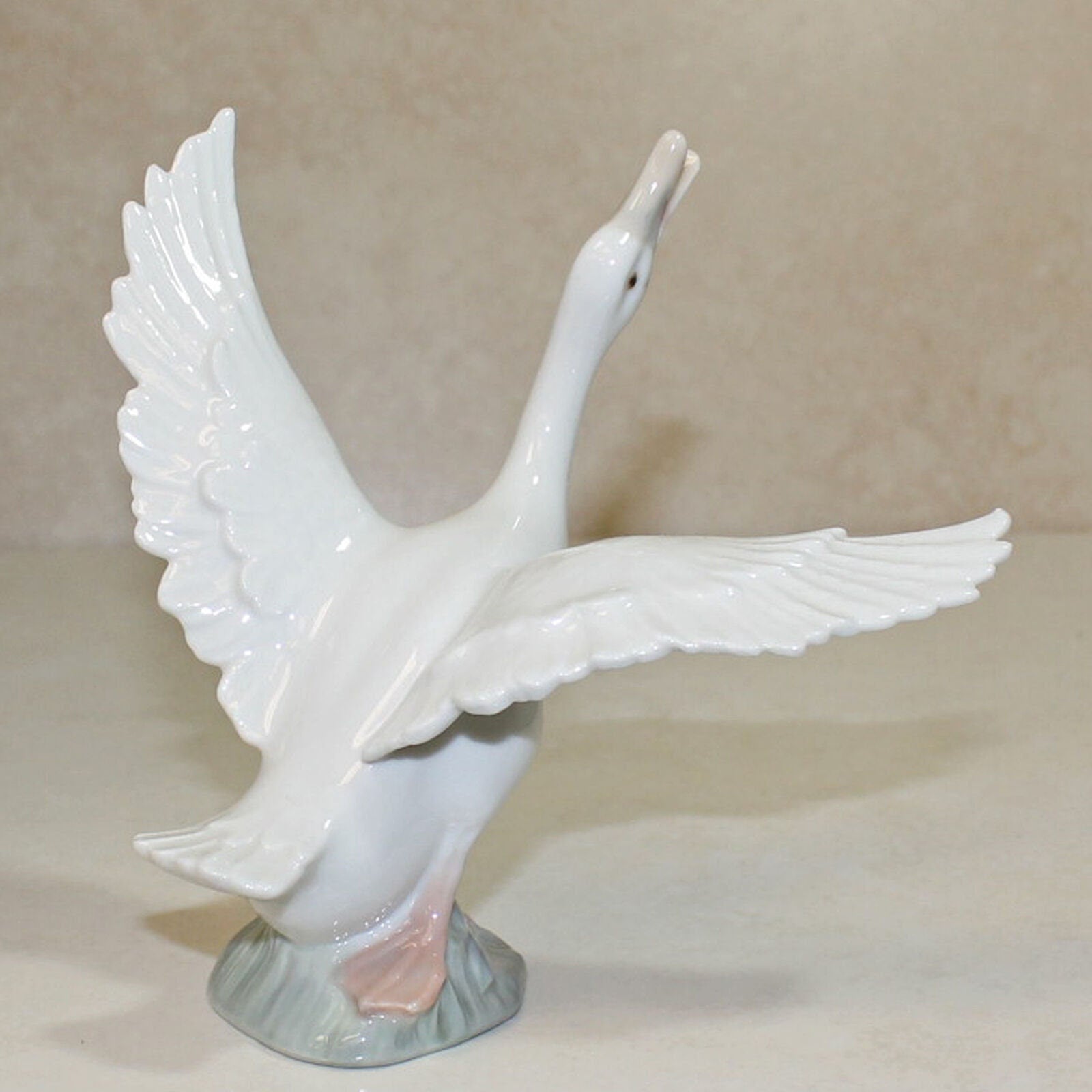 Lladro Figurine Duck Running, (1263) 5.5" Goose Figurine Porcelain Bird Figurine Gloss Lladro Gift Idea Bird Figurine Figure Statue Ornament