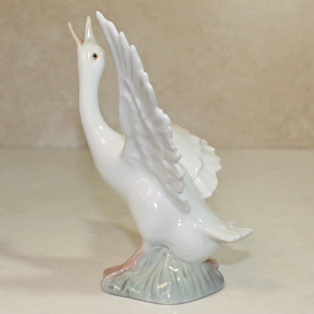 Lladro Figurine Duck Running, (1263) 5.5" Goose Figurine Porcelain Bird Figurine Gloss Lladro Gift Idea Bird Figurine Figure Statue Ornament
