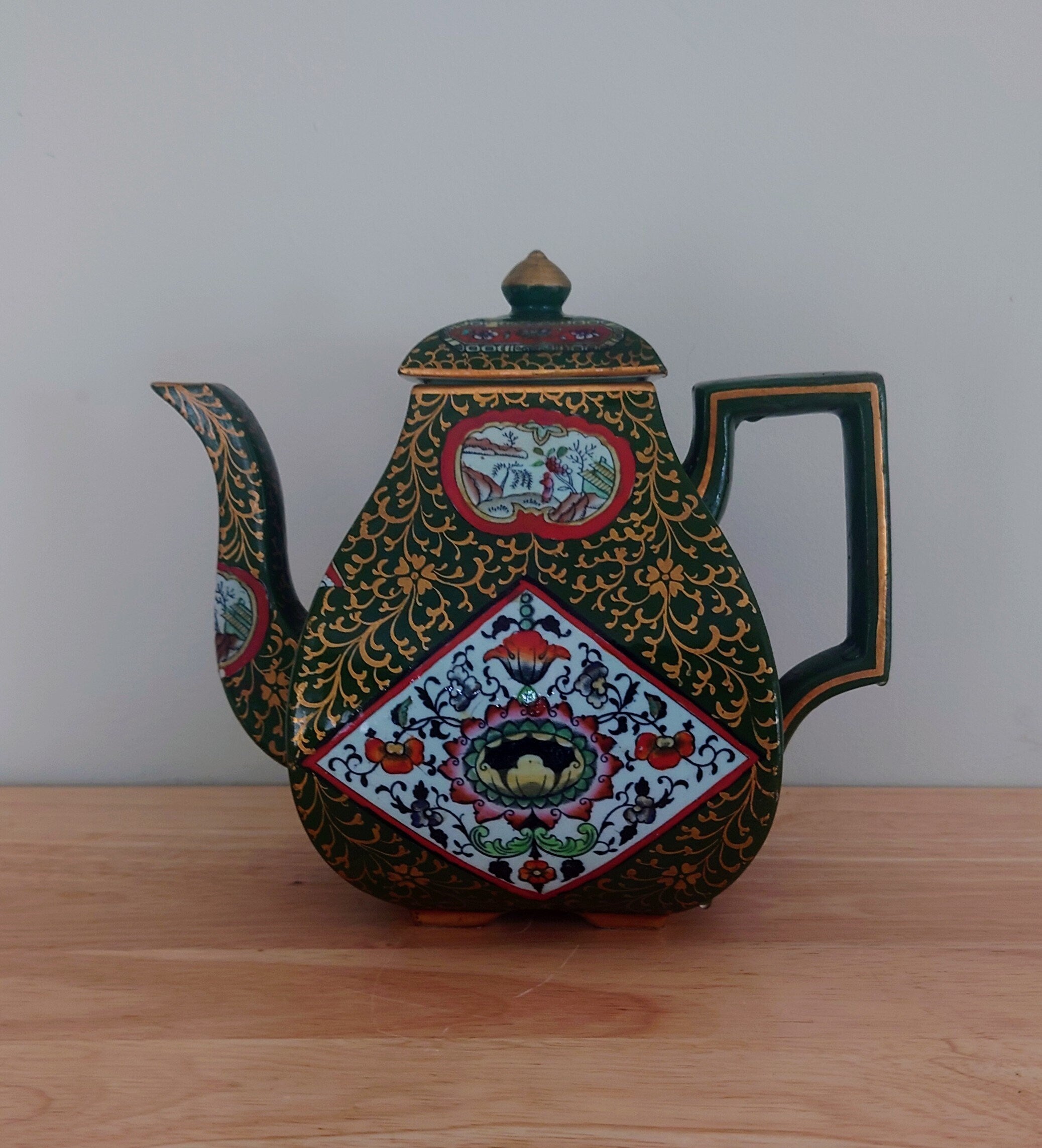 Vintage Oriental Green Red Gold Pattern Teapot Novelty Decorative Ornamental Ceramic Teapot Chinese Design Hand Painted Asian Tea