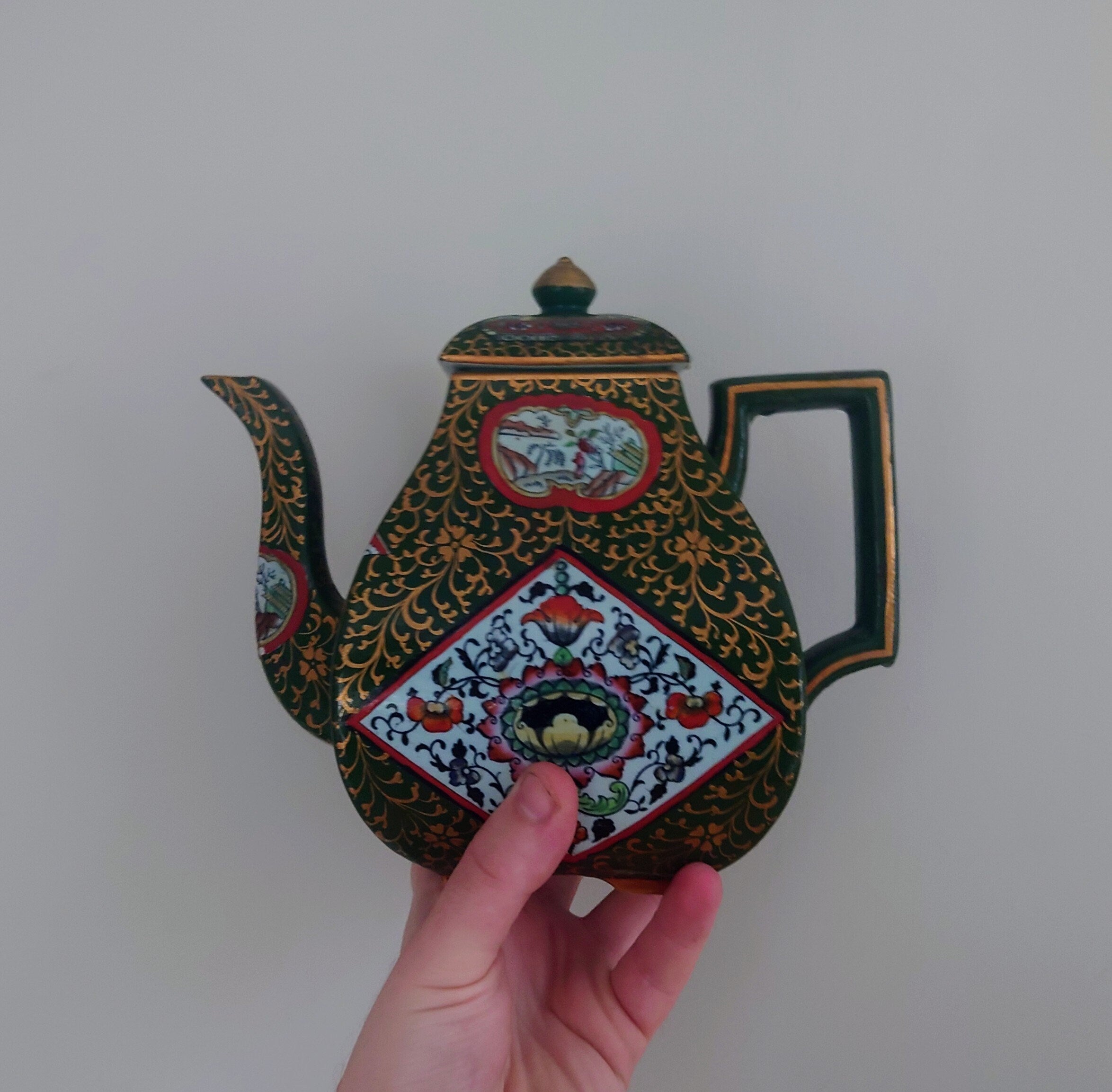 Vintage Oriental Green Red Gold Pattern Teapot Novelty Decorative Ornamental Ceramic Teapot Chinese Design Hand Painted Asian Tea