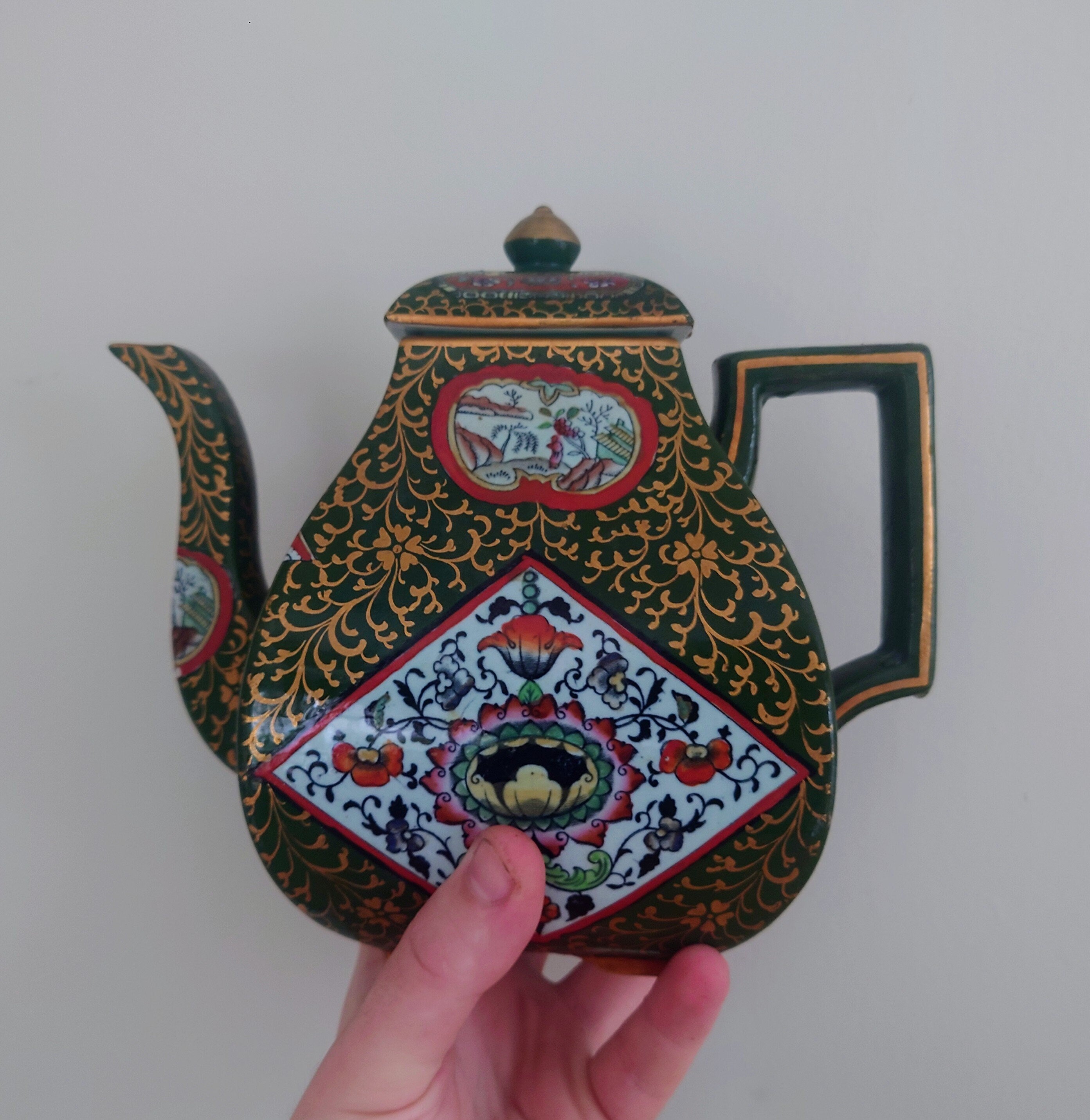 Vintage Oriental Green Red Gold Pattern Teapot Novelty Decorative Ornamental Ceramic Teapot Chinese Design Hand Painted Asian Tea