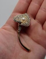 Vintage Brooch Simple Gold Tone Faux Pearl Flower Tear Brooch Pin Costume Jewellery Jewelry Diamond Rhinestone Diamanté Brooch Pin