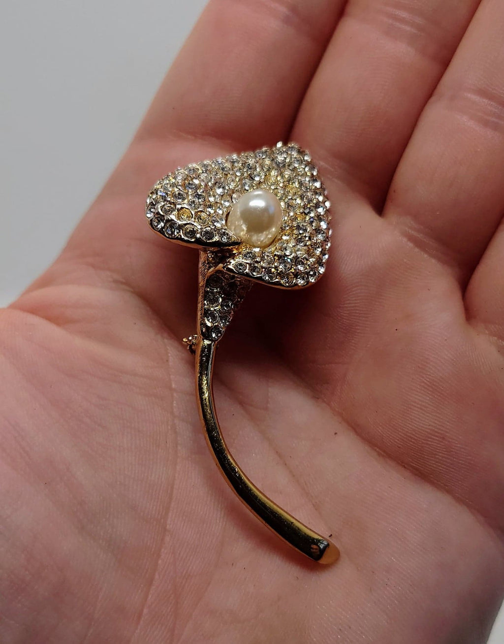 Vintage Brooch Simple Gold Tone Faux Pearl Flower Tear Brooch Pin Costume Jewellery Jewelry Diamond Rhinestone Diamanté Brooch Pin