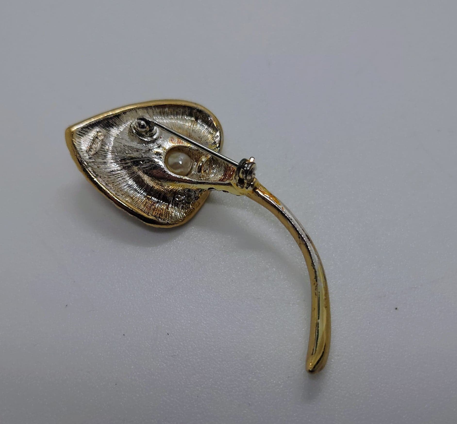 Vintage Brooch Simple Gold Tone Faux Pearl Flower Tear Brooch Pin Costume Jewellery Jewelry Diamond Rhinestone Diamanté Brooch Pin