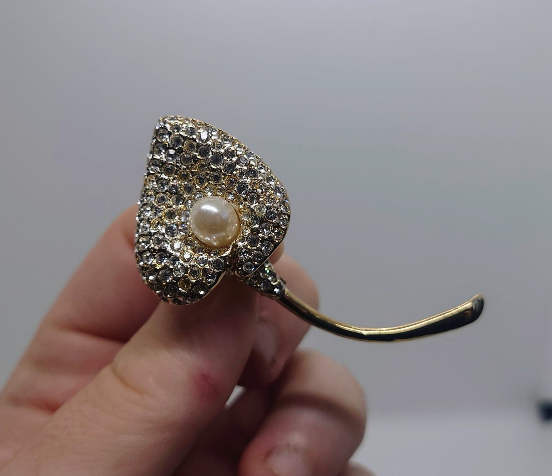 Vintage Brooch Simple Gold Tone Faux Pearl Flower Tear Brooch Pin Costume Jewellery Jewelry Diamond Rhinestone Diamanté Brooch Pin