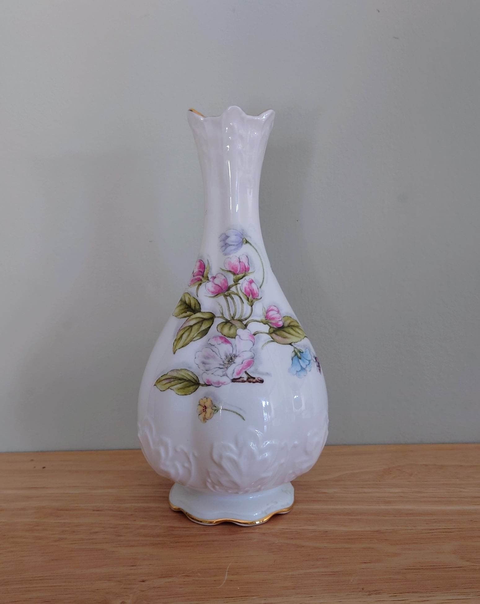 Natures Delight's Aynsley Bud Vase Frill 15cm  Porcelain Made in England Natures Delight's Collectable Vintage