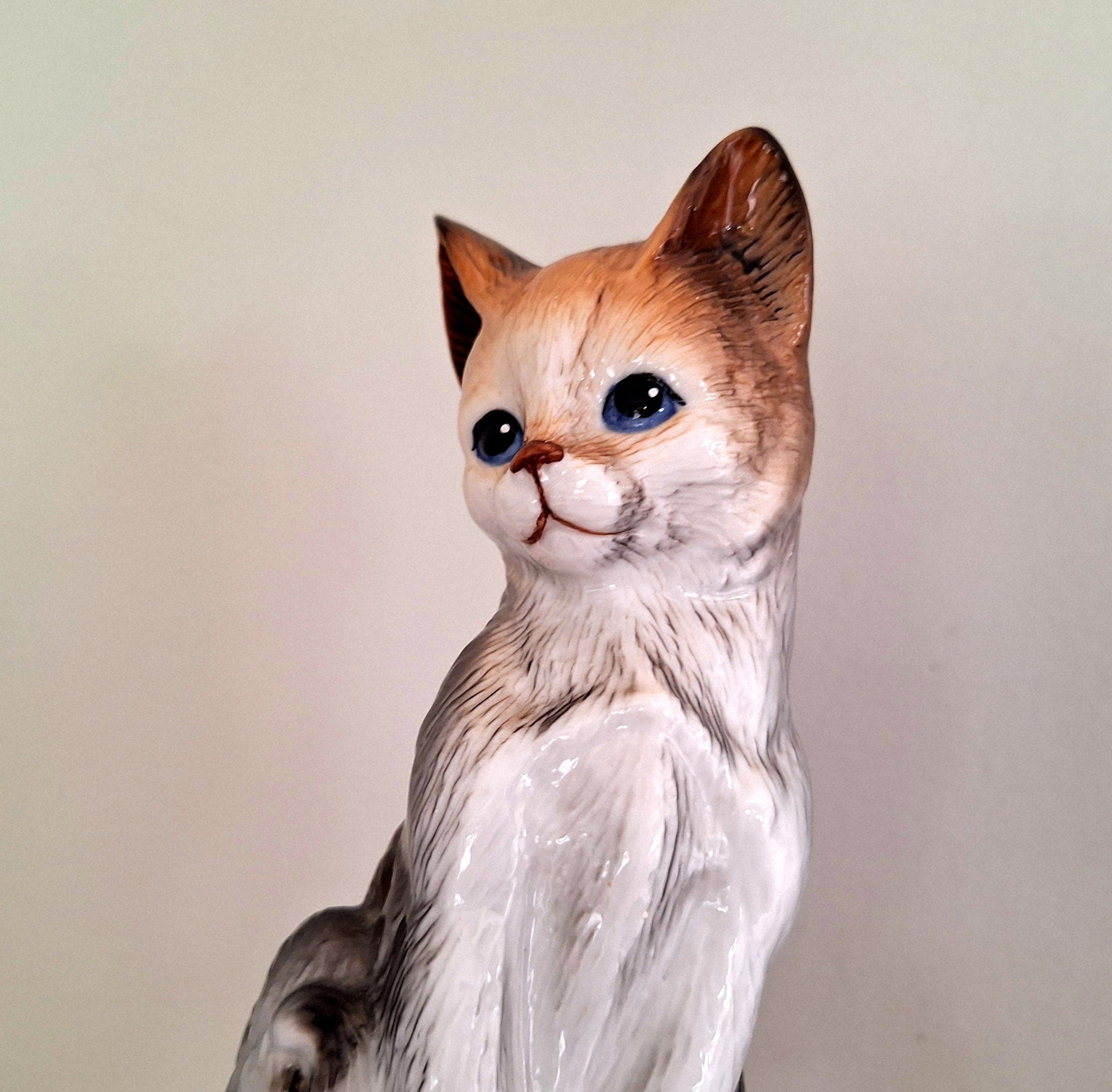 Cat Figurine Vintage Pottery/Collectable Cat's/ Retro/Animal Figurine/Home Decor1970's/ Mothers Gift/Cat Sculpture/pet Cat Ornament