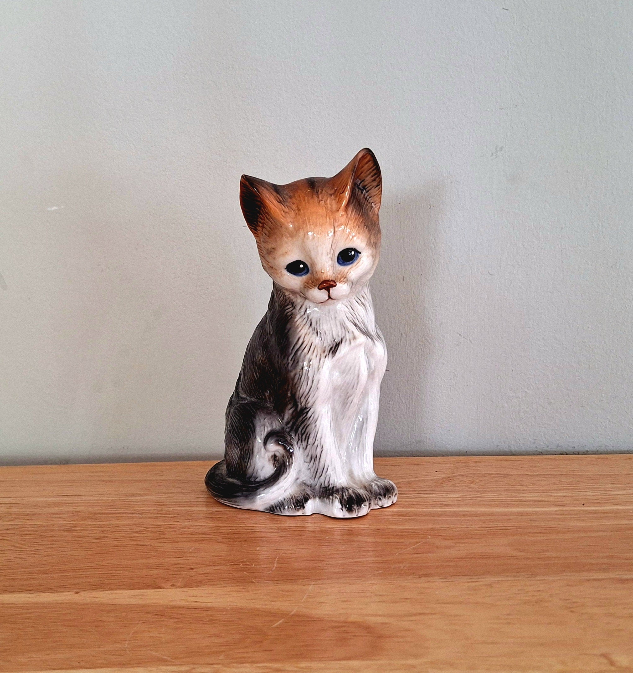 Cat Figurine Vintage Pottery/Collectable Cat's/ Retro/Animal Figurine/Home Decor1970's/ Mothers Gift/Cat Sculpture/pet Cat Ornament