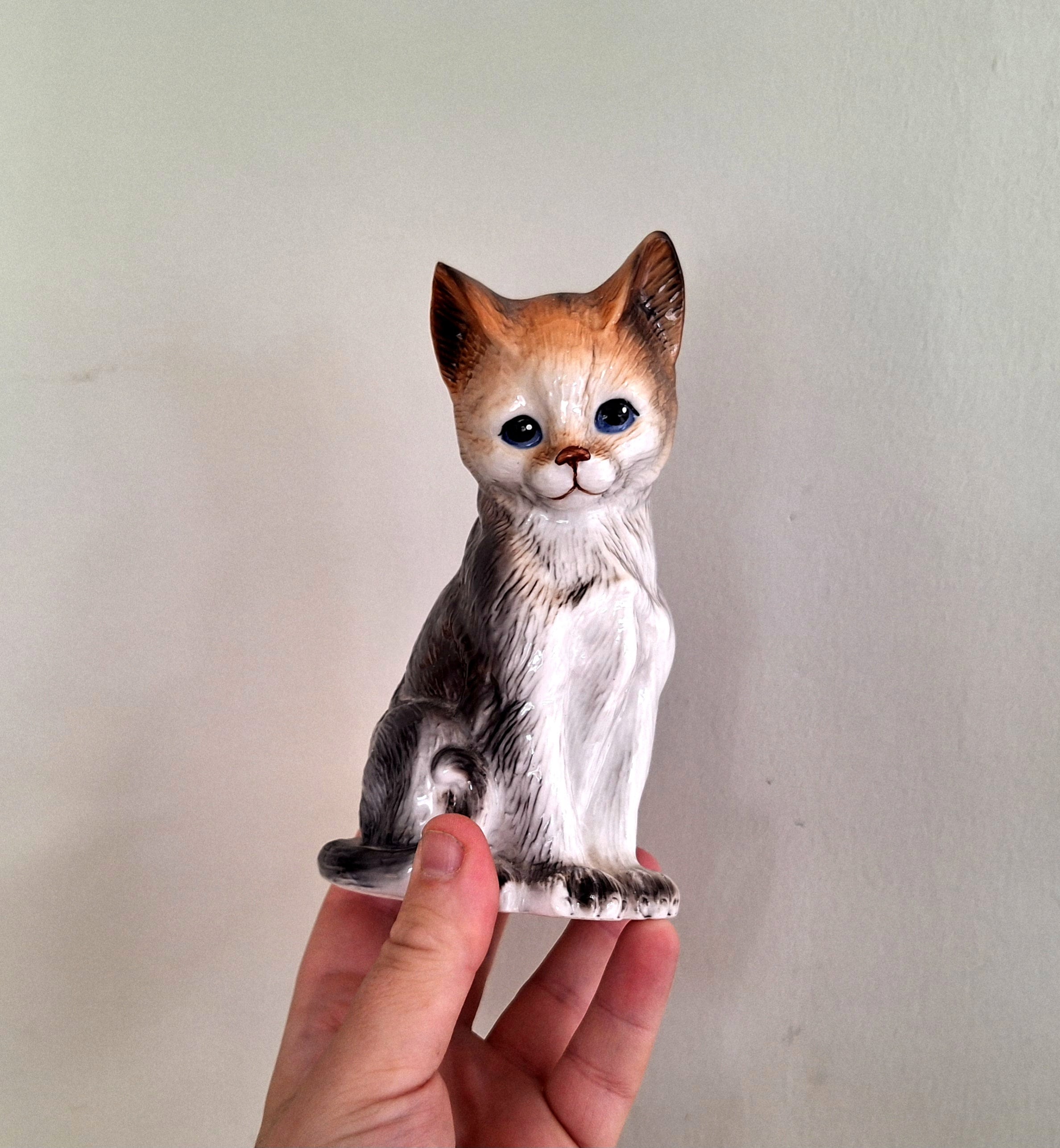 Cat Figurine Vintage Pottery/Collectable Cat's/ Retro/Animal Figurine/Home Decor1970's/ Mothers Gift/Cat Sculpture/pet Cat Ornament